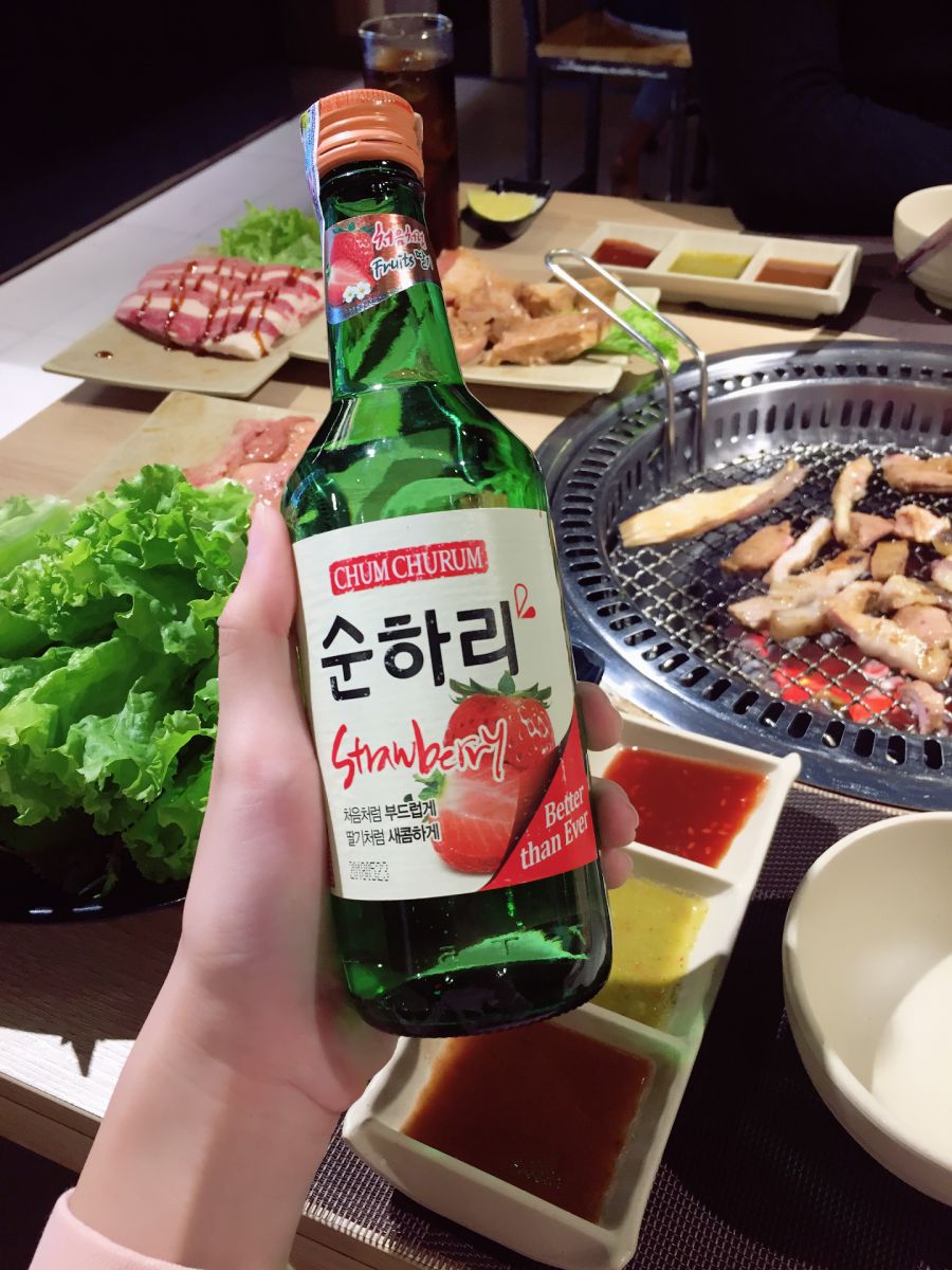 rượu soju là lựa chọn lí tưởng khi ăn đồ nướng