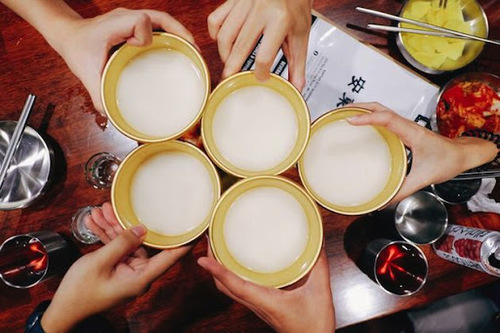 Makgeolli thường hay uống bằng bát