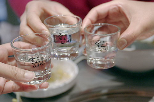 Người Hàn Quốc uống rượu soju thế nào 