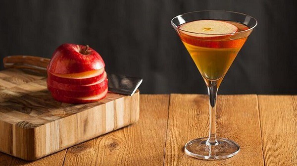 Pha chế món cocktail táo và rượu soju ngon tuyệt vời 
